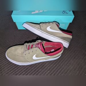 Nike SB Zoom Stefan Janoski size 8 men's olive and white